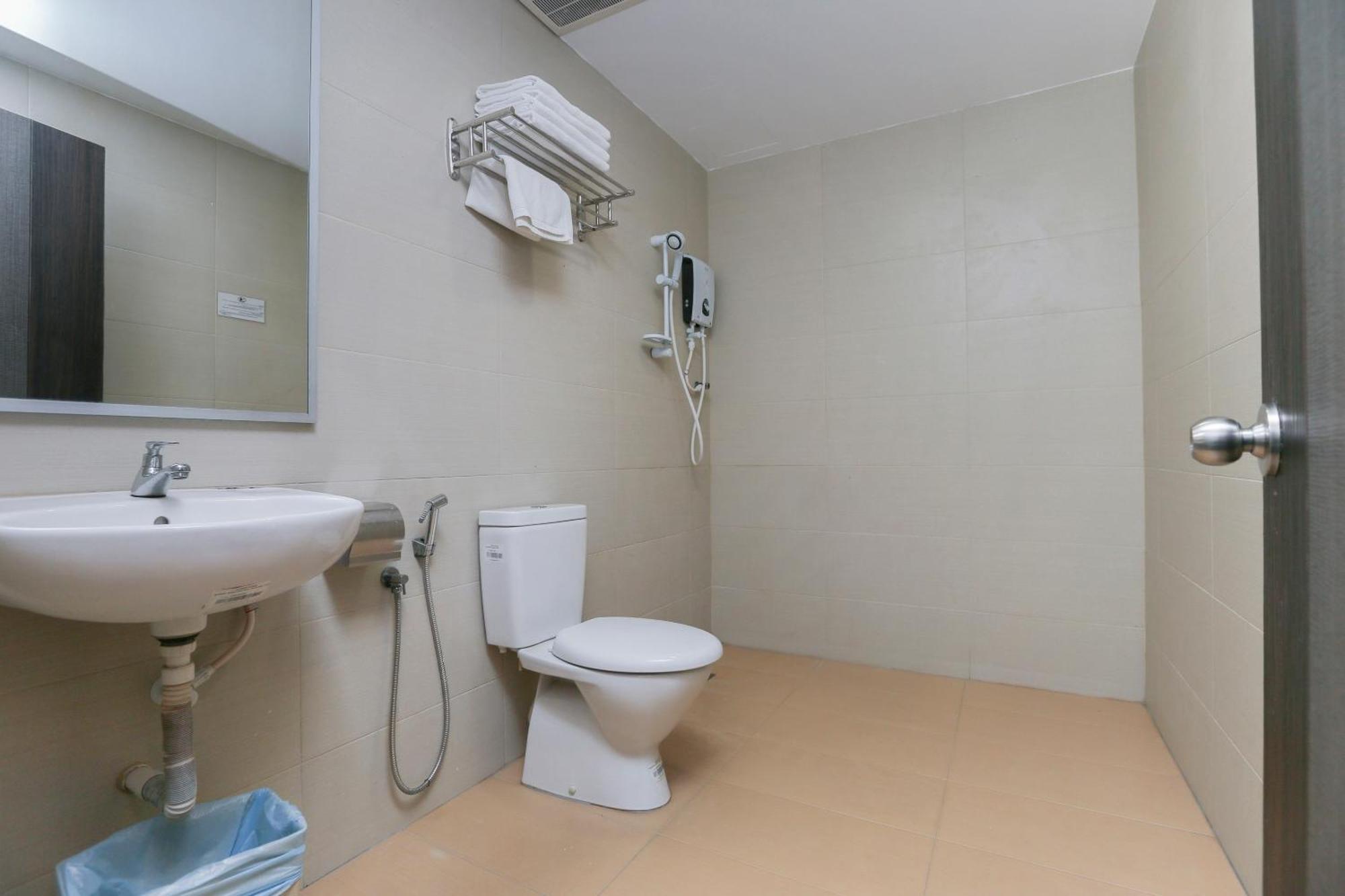 Oyo 89915 East Mount Hotel Kukup Εξωτερικό φωτογραφία